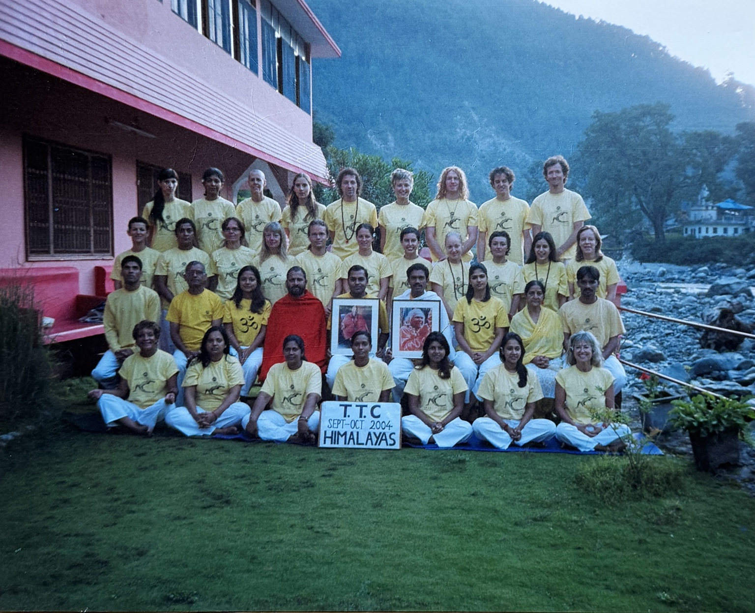 Groupe de la formation de professeurs de yoga dans l’Himalaya en 2004